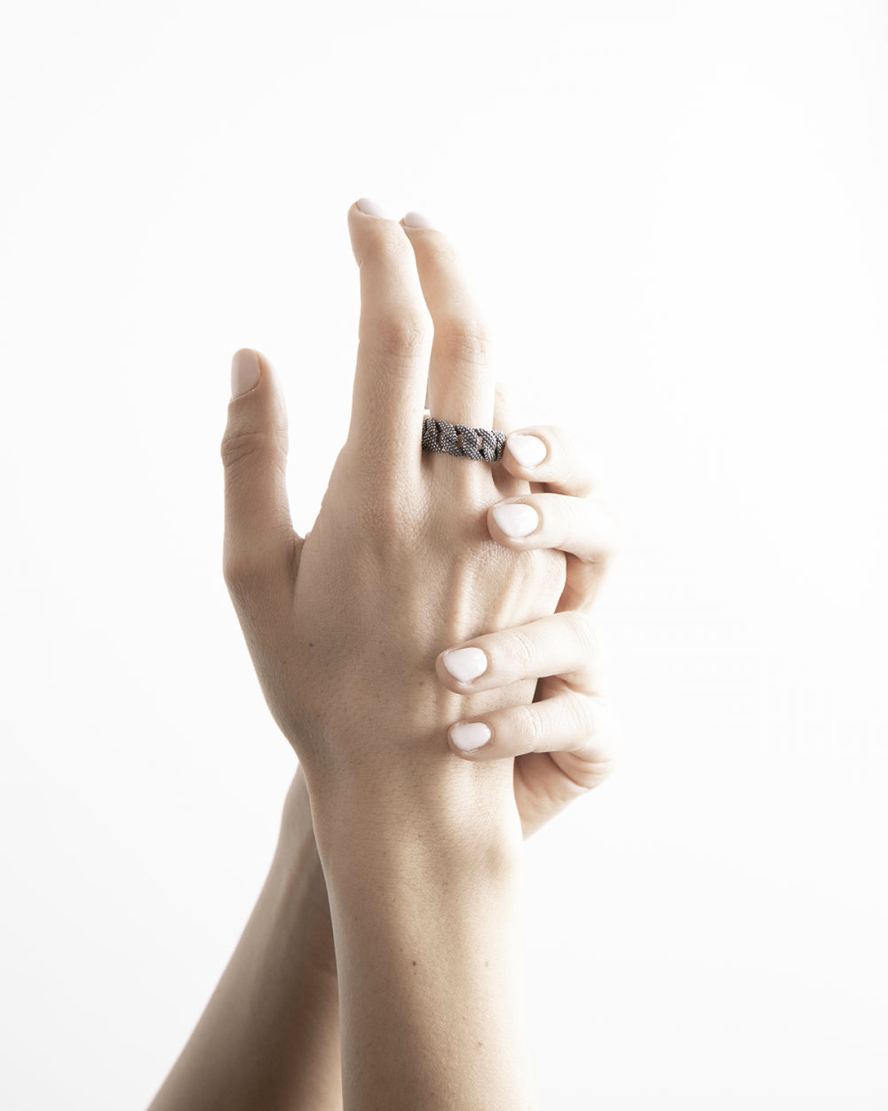 Anello grumetta piccola puntinata